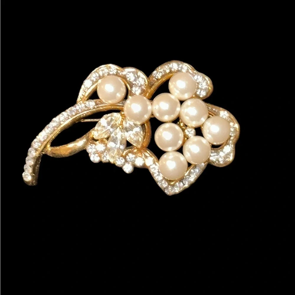 Vintage Stunning Gold-Tone Faux Pearl and Rhinestone Brooch
